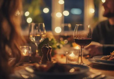 Midcent: En romantisk middag med levande ljus, vin och en medelålders man. Mat.