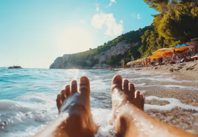 Midcent presenterar en avslappnande strandupplevelse med solstolar, solskydd och klarblått vatten. Perfekt för dem som söker semesterinspiration och avkoppling i naturskön miljö.Kategori: Resa.