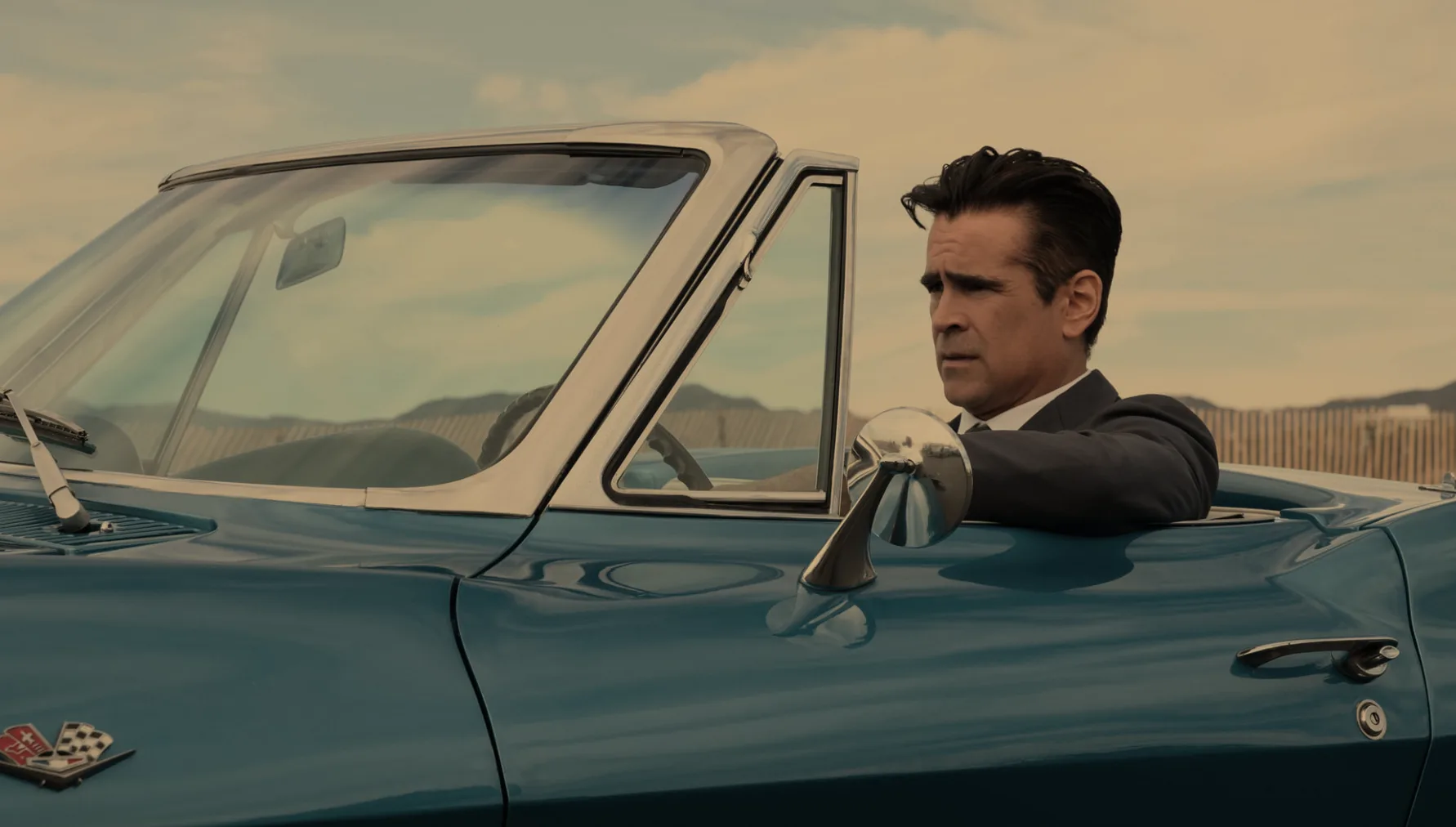 Midcent: En medelålders man kör en klassisk blå cabriolet i soligt landskap. Elegans och nostalgi i symbios, vilket framhäver bilens tidlösa design. En perfekt blandning av stil och frihet för bilentusiaster. Kategori: Underhållning.