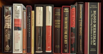 Bilden visar en rad böcker av Cormac McCarthy snyggt uppställda i en bokhylla, vilket speglar en passion för litteratur och kvalitet. Nyckelord: böcker, Cormac McCarthy, litteratur, läsning, romaner. Midcent. Kategori: Underhållning