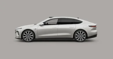 Midcent presenterar en elegant vit sedan med futuristisk design, aerodynamiska linjer och avancerade hjul. Perfekt för bilentusiaster som söker komfort och prestanda. Teknik.