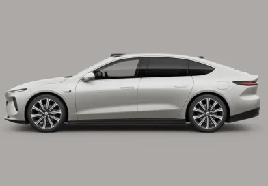 Midcent presenterar en elegant vit sedan med futuristisk design, aerodynamiska linjer och avancerade hjul. Perfekt för bilentusiaster som söker komfort och prestanda. Teknik.