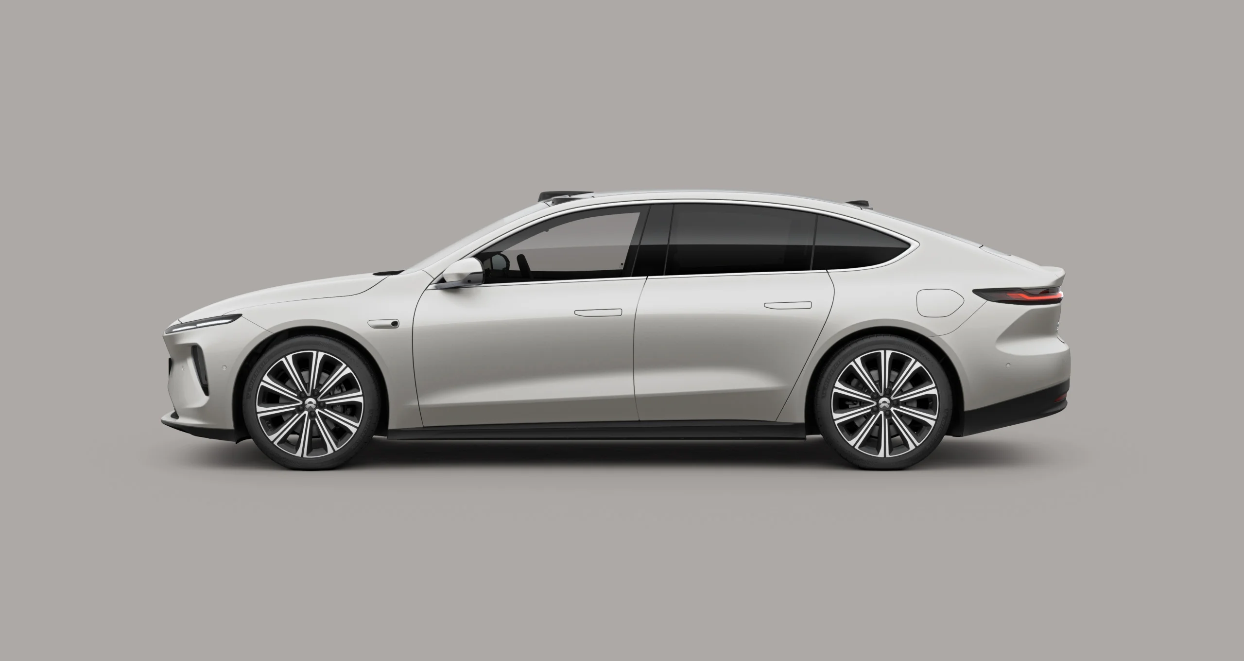 Midcent presenterar en elegant vit sedan med futuristisk design, aerodynamiska linjer och avancerade hjul. Perfekt för bilentusiaster som söker komfort och prestanda. Teknik.