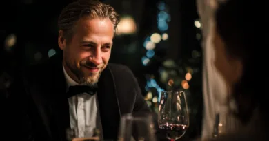 En medelålders man njuter av en elegant kvällsmiddag, klädd i svart kostym och slips. Omgivningen är trivsam med dämpad belysning och vin. Midcent. Underhållning.