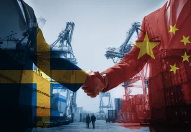 Midcent: Bilden visar ett handslag mellan två affärsmän, omgivna av fraktcontainrar och kranar, med Sveriges och Kinas flaggor. Detta symboliserar internationell handel och ekonomiskt samarbete. Kategori: Ekonomi.