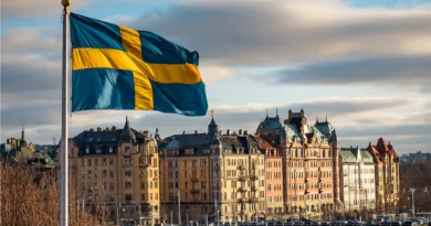 Midcent presenterar en vacker vy över klassisk svensk arkitektur i Stockholm med en vajande svensk flagga i förgrunden. Perfekt för att utforska kulturhistoriska platser och njuta av stadens charm.Kategori: Resa.