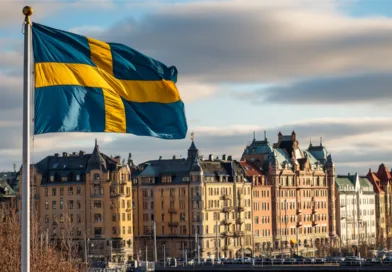 Midcent presenterar en vacker vy över klassisk svensk arkitektur i Stockholm med en vajande svensk flagga i förgrunden. Perfekt för att utforska kulturhistoriska platser och njuta av stadens charm.Kategori: Resa.