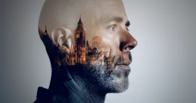 Midcent: En medelålders man med ett stadsmotiv i profil, med Big Ben skymtande i bakgrunden, som skapar en kreativ dubbel exponeringseffekt. Perfekt för att fånga urbana upplevelser och personliga reflektioner. Kategori: Resa.