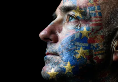 En medelålders man med Europaflaggan målade i ansiktet blickar uppåt i ett mörkt rum. Bilden förmedlar en känsla av stolthet och enhet. Nyckelorden fokuserar på Europa, identitet och kultur. Midcent. Kategori: Samhälle.