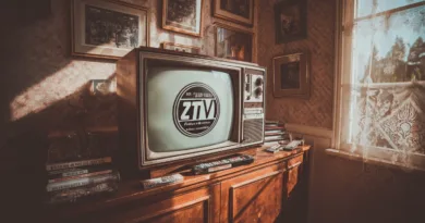 Midcent ser återblickar genom en vintage TV i en nostalgisk inredning. Retro-stil och historia genomsyrar rummet, perfekta inslag för den som älskar inredning. Kategori: Underhållning.