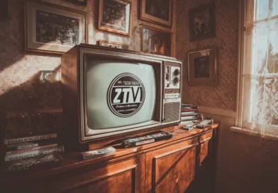 Midcent ser återblickar genom en vintage TV i en nostalgisk inredning. Retro-stil och historia genomsyrar rummet, perfekta inslag för den som älskar inredning. Kategori: Underhållning.