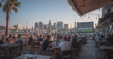 Midcent erbjuder en livlig atmosfär på en uteservering med sportvisning och utsikt över staden. Perfekt för sociala event och avkoppling. Kategori: Underhållning.