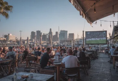 Midcent erbjuder en livlig atmosfär på en uteservering med sportvisning och utsikt över staden. Perfekt för sociala event och avkoppling. Kategori: Underhållning.