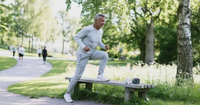 SportMotion, hälsa, utomhus, jogging, styrketräning, träning, välbefinnande, park, seniorsport, aktiv livsstil.