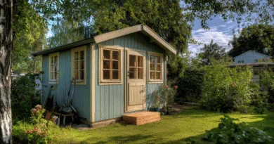 Midcent: Charmig blå trädgårdsstuga, omgiven av lummig grönska och blomster, perfekt för avkoppling och inspiration. En fridfull miljö för hobbyverksamhet eller sommarfika. Speglar naturnära boende och hållbar livsstil. Kategori: Res