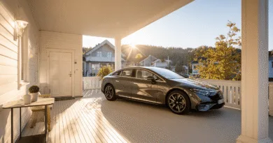 Midcent: En elegant elbil parkerad på en solig veranda vid en modern villa, omgiven av idylliska omgivningar. Perfekt illustration av hållbarhet och lyxig livsstil i harmoni. Teknik.