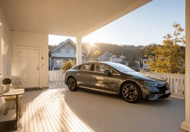 Midcent: En elegant elbil parkerad på en solig veranda vid en modern villa, omgiven av idylliska omgivningar. Perfekt illustration av hållbarhet och lyxig livsstil i harmoni. Teknik.