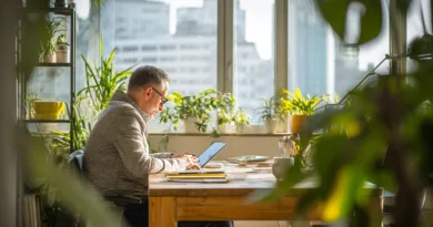 Midcent: En medelålders man arbetar vid en ljusfylld arbetsplats med mycket grönska och modern teknik, vilket skapar en