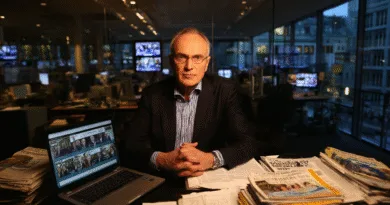 Midcent: En medelålders man sitter i ett kontor belamrat med tidningar och en bärbar dator, omgiven av skärmar som visar nyheter. Perfekt för artiklar inom ekonomi och finansvärlden. Kategori: Ekonomi.