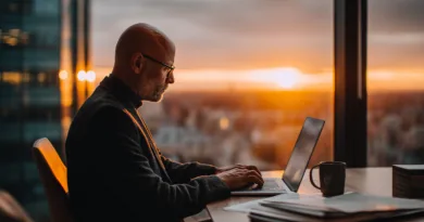 Midcent porträtterar en medelålders man i ett modernt kontor vid solnedgången, fokuserad på sitt arbete vid en laptop. Den professionella atmosfären förstärks av den eleganta inredningen och den varma glöden från det naturliga ljuset. Kategori: Ekonomi.