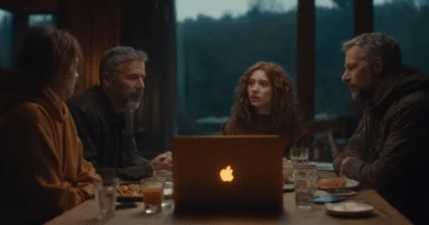 Midcent: Fyra personer samlas kring ett bord på en modern restaurang, med ett Apple-laptop i centrum. Glas med drycker och tallrikar med mat ligger utspridda på träbordet. En medelålders man deltar i samtalet. Underhållning.