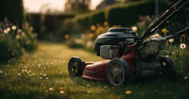 Midcent presenterar en gräsklippare i aktion, omgiven av frodig grönska och blommor som badas i kvällssolens sken. Perfekt för att hålla trädgården välskött och vacker.Kategori: Hem och Trädgård.