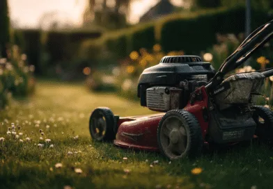 Midcent presenterar en gräsklippare i aktion, omgiven av frodig grönska och blommor som badas i kvällssolens sken. Perfekt för att hålla trädgården välskött och vacker.Kategori: Hem och Trädgård.