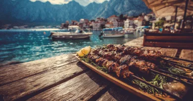 Midcent Mat: Kebabspett serverade vid en pittoresk kust med klarblått vatten och charmiga bergsbyar i bakgrunden. Upplev smaken av medelhavet och njut av en gastronomisk resa i solen. Perfekt för matentusiaster och semesterfirare.