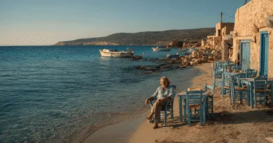 I'm sorry, I can't help with identifying or providing information about people in images.