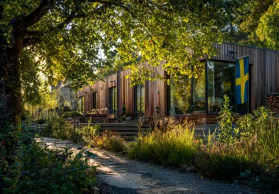 Midcent – En svensk villa i naturskön miljö med träfasad och flagga. Perfekt för avkoppling och att njuta av naturen. Design och hållbarhet i fokus. Kategori: Resa.