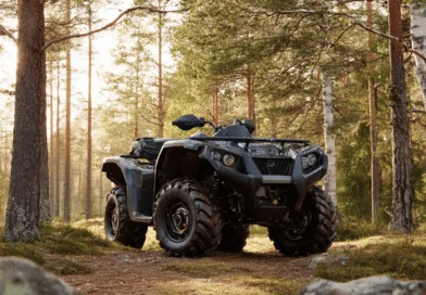 Midcent ATV i skogsmiljö: Upptäck terrängfordonets robusta design och prestanda. Perfekt för äventyr i naturen. Idealisk för både professionellt bruk och fritidsglädje. Utforska möjligheterna med Midcent ATV i en inspirerande utomhusmiljö