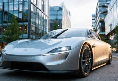 Midcent presenterar en futuristisk elbil framför moderna kontorsbyggnader, med slank design och avancerad teknik. Perfekt för urbana miljöer och miljömedvetna bilister. Teknik.