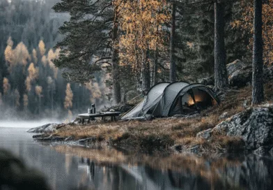 Midcent: En fridfull campingplats vid en spegelblank sjö omgiven av höstens färgskiftningar i skogen. Perfekt tillflykt för naturälskare och äventyrslystna. Känsla av ro och stillhet i det fria. Resa.