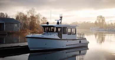 Midcent: En modern motorbåt ligger vid en brygga i ett stilla vattenlandskap, omgiven av höstfärger och dimma. Perfekt för naturentusiaster och båtentusiaster som letar efter en avkopplande sjöfärd. Kategori: Resa.