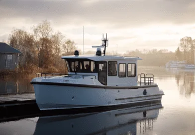 Midcent: En modern motorbåt ligger vid en brygga i ett stilla vattenlandskap, omgiven av höstfärger och dimma. Perfekt för naturentusiaster och båtentusiaster som letar efter en avkopplande sjöfärd. Kategori: Resa.
