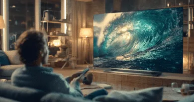 Midcent: En medelålders man tittar på en imponerande havsdokumentär på en stor TV i ett modernt, komfortabelt vardagsrum med dämpad belysning. Teknik.