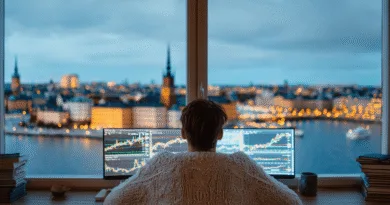 Så blankar du som ett proffs: Men är det verkligen värt sömnlösa nätter? Midcent: En medelålders man analyserar aktiemarknadsgrafer på flera datorskärmar, med en storstadsvy i bakgrunden. Fokus på ekonomisk analys och strategisk handel för investerare. Kategori: Ekonomi.