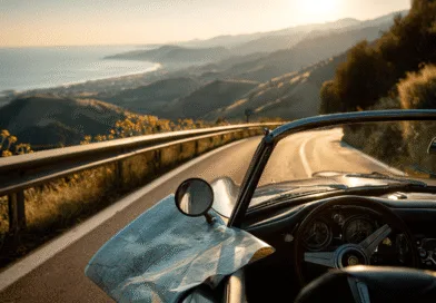 Midcent Resa: En hisnande bilresa längs en slingrande kustväg i solnedgången. En papperskarta ligger på instrumentbrädan medan det majestätiska havet breder ut sig i bakgrunden. Perfekt för äventyrslystna resenärer som vill utforska nya