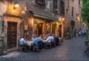 Midcent Mat: En pittoresk italiensk gränd med människor som njuter av en middag utomhus vid ett charmigt, rustikt kafé.