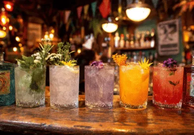Midcent - Mat. Färgglada cocktails med dekorativa blommor och örter visas i en livlig bar. Flaskorna av gin bidrar till den eleganta atmosfären. Perfekt för inspirerande dryckesskapande och sociala tillställningar.
