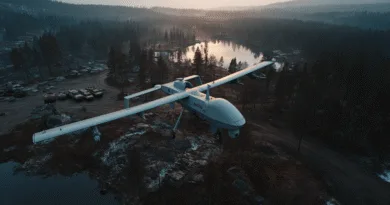 Midcent: En avancerad drönare svävar över en höstskogslandskap, upplyst av ett mjukt skymningsljus. Bilden förmedlar teknikens harmoni med naturen. Kategorin är Teknik.