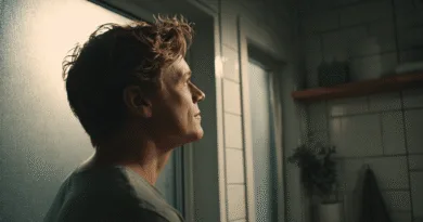 Midcent: En medelålders man står på vågen i ett modernt badrum. Solig miljö med växter och stora fönster. Fokus på hälsa och välbefinnande. Hälsa.