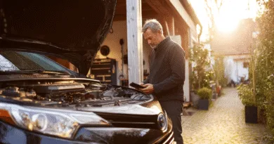 Midcent: Solnedgång utanför bilfönster, stadsmiljö, trafik, innerstad, modern arkitektur, komfortabel bilinteriör, modernt körfält, urbana landskap, körning. Kategori: Resa.