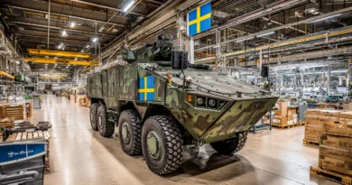 Midcent presenterar en imponerande bild av en modern militärfordon inuti en högteknologisk fabrik. Den svenska flaggan framhäver landets industriella styrka och innovation. Kategori: Teknik.