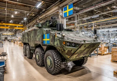 Midcent presenterar en imponerande bild av en modern militärfordon inuti en högteknologisk fabrik. Den svenska flaggan framhäver landets industriella styrka och innovation. Kategori: Teknik.
