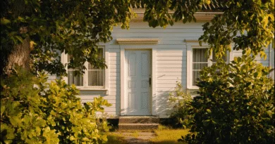 Midcent: Charmigt vitt hus omgivet av frodig grönska, inbjudande sommarkänsla med träd och buskar i en fridfull trädgårdsidyll. Perfekt för dem som drömmer om ett lugnt lantliv. Kategori: Resa.