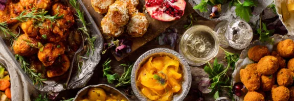 Upplev en fantastisk buffet av läckra maträtter med Midcent. Färgglada rätter med fräscha ingredienser och traditionella smaker skapar en fest för både öga och gom. Perfekt för matälskare.Kategori: Mat