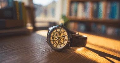 Midcent: Vintage klocka med synligt urverk på träbord, upplyst av solstrålar. Elegant design och traditionellt hantverk framhävs i en varm och inbjudande miljö. Perfekt för den stilmedvetne. Kategori: Underhållning.