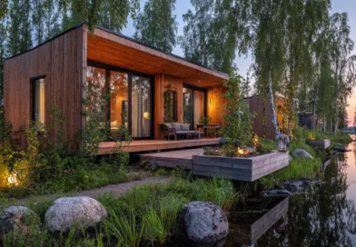 Midcent erbjuder en unik retreat med moderna, naturinspirerade stugor vid vattnet. Perfekt för avkoppling och naturupplevelser. Kategori: Resa.