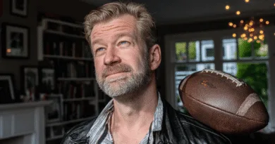 Generation förlorad eller uppdaterad? De unga männen och jakten på en ny identitet En medelålders man i läderjacka ser fundersam ut med en amerikansk fotboll på axeln i ett vardagsrum. Naturligt ljus från fönstren ger en hemtrevlig stämning.Midcent Sport.